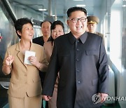 "인민 이상·염원 꽃피우겠다"..김정은, 북한 주민에 친필 연하장