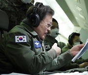 文, 군통수권자 첫 피스아이 탑승..2시간여 지휘비행