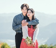 '도시남녀의 사랑법' 지창욱X김지원, 로맨틱 캠핑카 결혼식 포착 "행복의 절정"