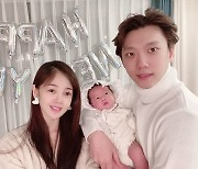 윤전일♥김보미, 생후 한 달 된 아들과 맞이한 행복한 새해[SNS★컷]