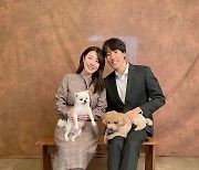 '임신' 나비, ♥훈남 남편+반려견과 가족사진 "새해 첫날 버킷리스트"[SNS★컷]