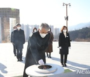 박종훈 경남교육감, 국립 3·15민주묘지 참배로 새해 시작