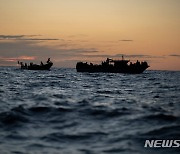 지중해에서 표류하다 구조되는 유럽이주 난민선