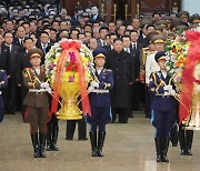 김정은, 신년 첫날 금수산태양궁전 참배..올해 첫 공개활동