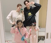 '완전체 러블리 가족' 소이현♥인교진, 깜찍한 두 딸과 함께 거울 셀카 [Oh!마이 Baby]
