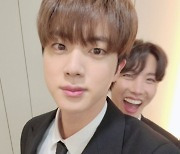 방탄소년단 진, 귀염뽀짝 새해 인사 "아미 새해 복 많이 받아요 석지닝♥"