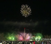 북한, 신년경축식..평양 하늘 수놓은 불꽃
