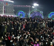 북한, 신년경축식..마스크 쓴 채 광장에 모인 주민들