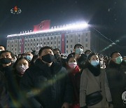 북한, 신년경축식..마스크 쓴 채 광장에 모인 주민들