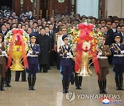 김정은, 신년 첫날 금수산태양궁전 참배..올해 첫 공개활동