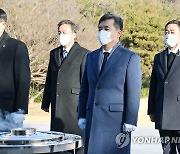 국립현충원 참배하는 서정협 서울시장 권한대행
