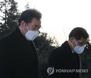 국립현충원 참배하는 이낙연 대표