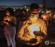 남아공 새해맞이 폭죽 대신 촛불 "코로나 희생자 기려"