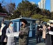 김정은 새해 맞아 발표한 '친필 서한' 받은 북한 주민들