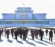 새해 첫날 금수산태양궁전 찾은 북한 주민들