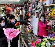 새해 맞아 꽃집 찾은 북한 주민들