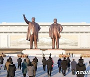 北 김정은 '친필 서한' 받은 주민들 "당 대회 결사보위" 결의