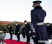 문재인 대통령, 신축년 새해 국립서울현충원 참배