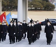 현충원 참배한 文대통령 "국민 일상 되찾고 선도국가로 도약"