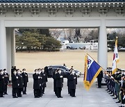 문대통령, 국립서울현충원 방문해 신년 참배