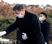 현충원 찾은 문 대통령 "국민 일상 되찾고 선도국가로 도약"