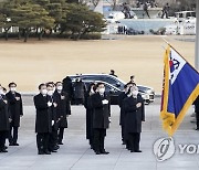 국기에 경례하는 문 대통령