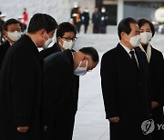 국무위원들과 인사하는 문 대통령