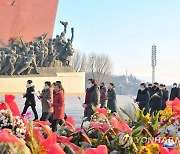 새해맞아 김일성·김정일 동상에 헌화하는 북한 주민들