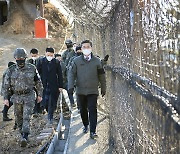 군 수뇌부, 새해 현장 방문.."만반의 태세 갖추라" 당부