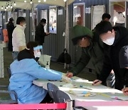 변곡점 맞은 3차 대유행..전파력 강한 변이 바이러스에 뚫리면 재앙