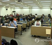 "한국 25∼34세 대학 이수율 70% 'OECD 2위'..석박사는 3%뿐"