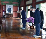 의열사 참배하는 조희연 교육감