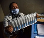 "입증 안된 백신 어떻게 맞나"..인도 자국산 백신 승인 놓고 갈등