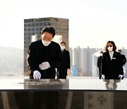 경남도의회 김하용 의장, 신년 참배 3·15 민주묘지 등 찾아