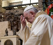 교황, 봉쇄 피해 해외여행 떠난 사람들에 "배려 없다"