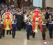 김정은·김여정 '남매통치' 공식선언 하나..당대회 띄우는 북한