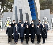 김포시의회, 현충탑 참배로 새해 첫 의정활동 시작