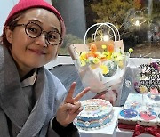 송은이, 49번째 생일인증 "미천한 생일 축하해줘서 감사" [SNS★컷]