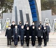 김포시의회, 현충탑 참배로 새해 첫 의정활동 시작