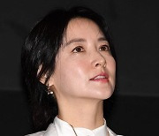 이영애, 묘지 찾아.."정인아 미안해"