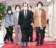 [포토]국무회의 참석하는 정세균 총리와 국무위원들