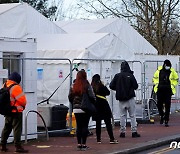 영국, 코로나 폭증에 해외여행 강제 제한 검토중