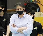 굳은 표정의 이상열 감독