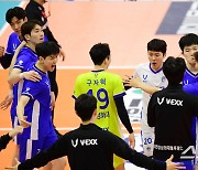 [포토] 삼성화재, 풀세트 접전끝에 1위 KT손보 격파