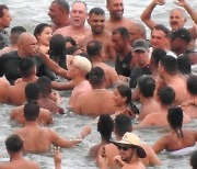 "코로나가 뭔 상관?" 피서객과 뒤엉켜 물놀이한 브라질 대통령