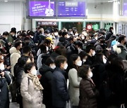 김포도시철도 "지난달엔 가다 멈추더니 오늘은 출발이 안되네"