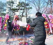 [포토] "검찰서 피해 봤다" 윤석열 응원 화환에 방화