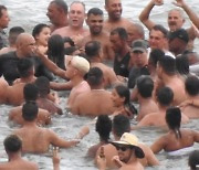 브라질 대통령, 수십명과 뒤엉켜 물놀이.."해변봉쇄는 잘못" 주장도