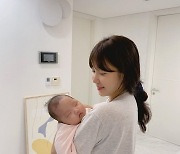 최희, 딸 품에 안고 엄마미소 "아기 냄새 너무 좋다"[SNS★컷]