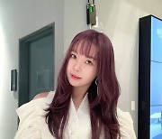 레이나, 보랏빛 헤어스타일로 뽐낸 청순美 "촉촉하게 불러보았슈" [SNS★컷]